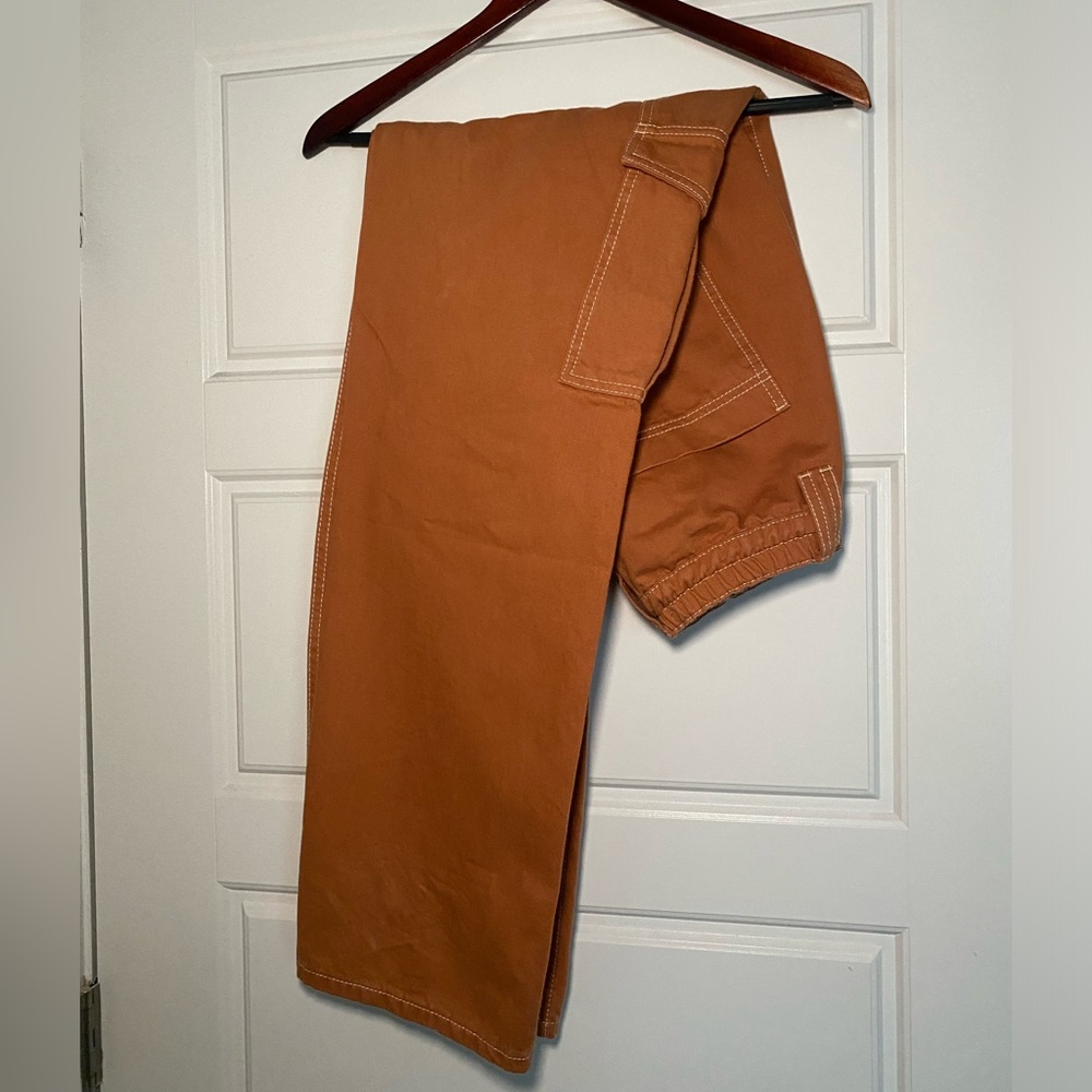 Burnt orange oversized women’s cargo jeans